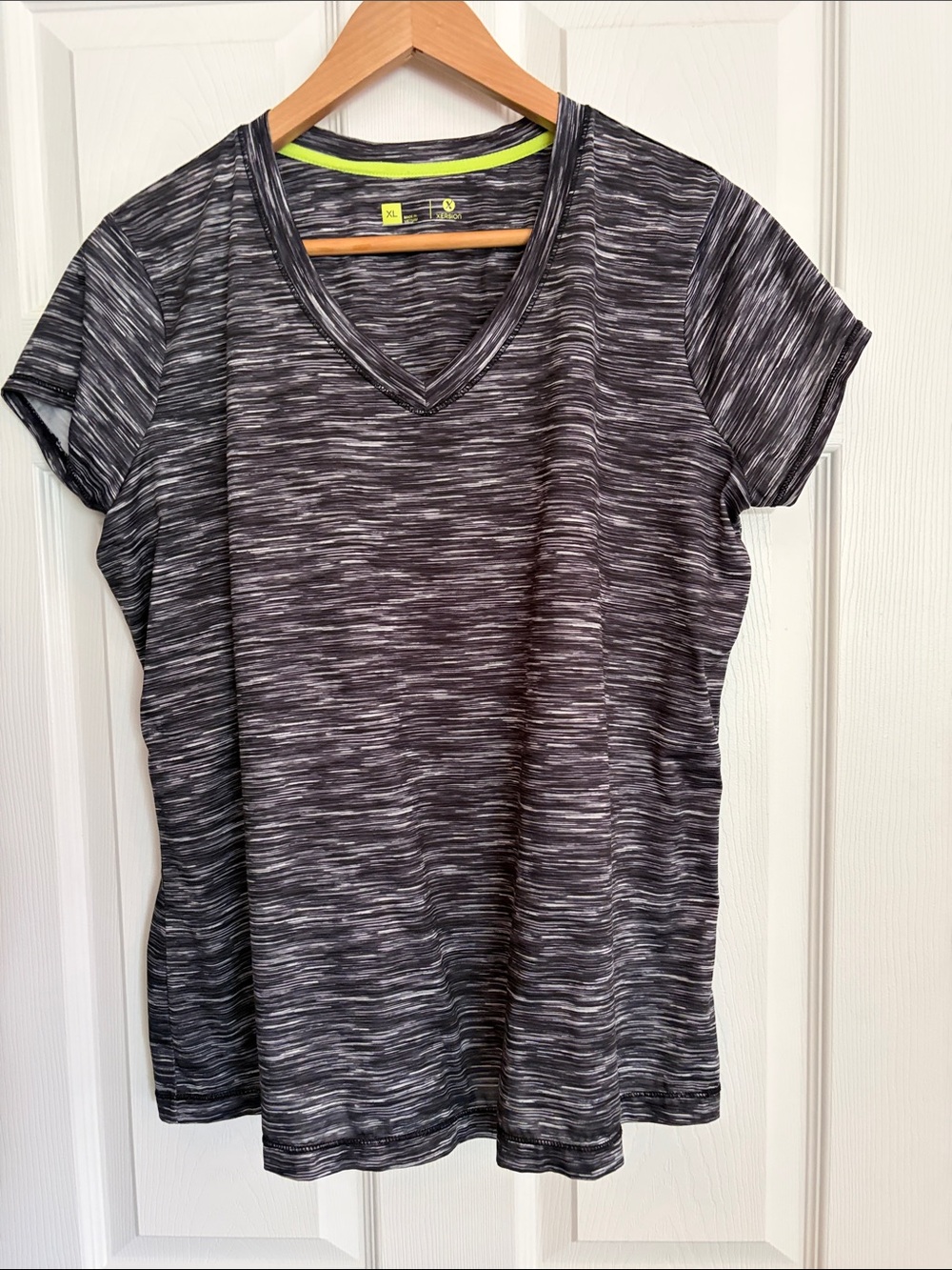 Women’s Xersion Black and White Space-Dye V-Neck Short Sleeve Top, size XL
